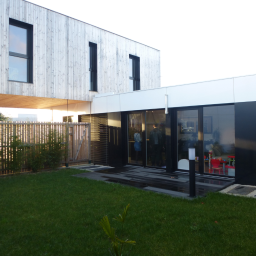 Jardin avec vue sur maisons en container